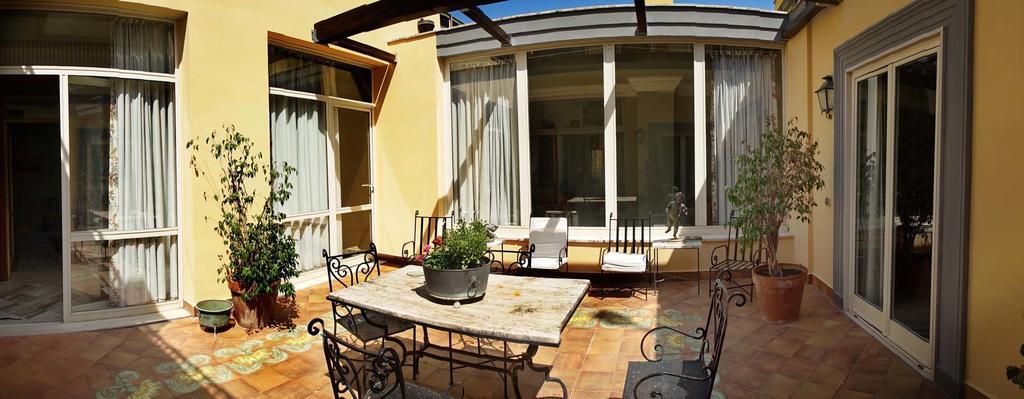 Bed And Breakfast Riviera Di Chiaia Turrisi Napoli Bagian luar foto