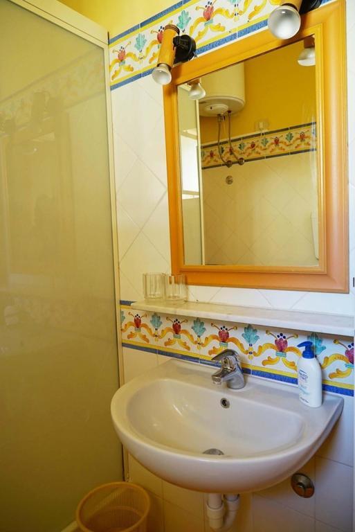 Bed And Breakfast Riviera Di Chiaia Turrisi Napoli Ruang foto