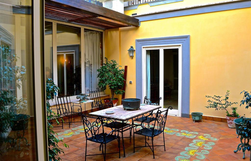 Bed And Breakfast Riviera Di Chiaia Turrisi Napoli Bagian luar foto