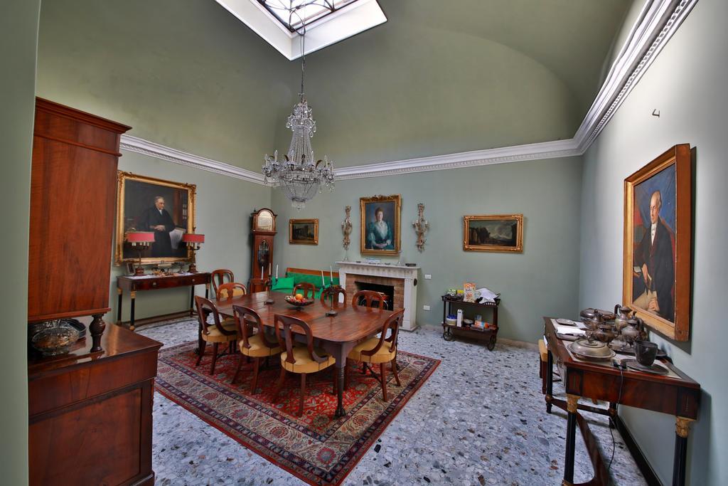 Bed And Breakfast Riviera Di Chiaia Turrisi Napoli Bagian luar foto