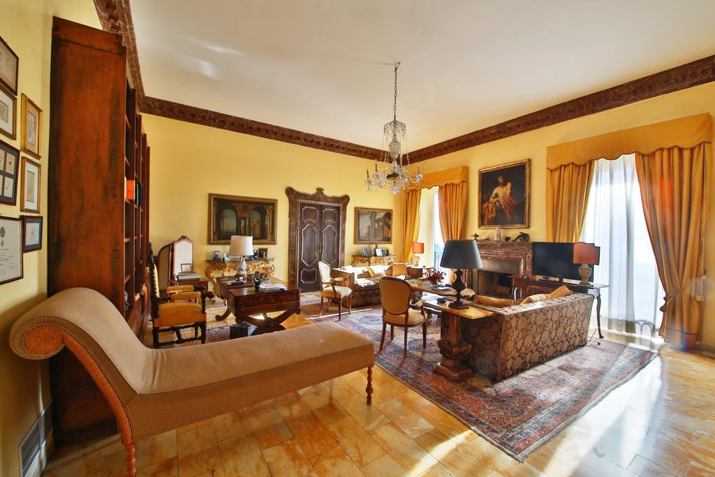 Bed And Breakfast Riviera Di Chiaia Turrisi Napoli Bagian luar foto