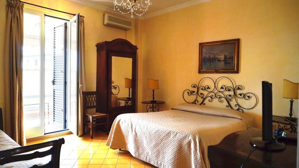 Bed And Breakfast Riviera Di Chiaia Turrisi Napoli Bagian luar foto